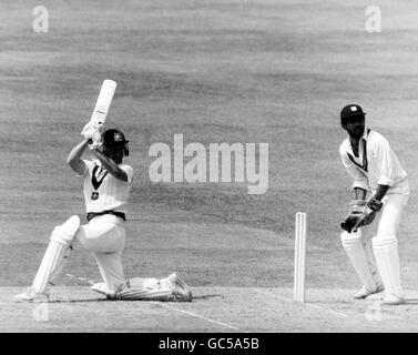 627124 miglior marcatore australiano con 69 spazza una palla da Bowler Gomes. Wicketkeeper Dujon guarda sopra. 18/6/83 Foto Stock