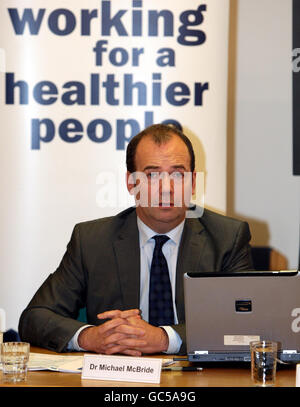 Direttore medico Dr Michael McBride che parla a un briefing sull'influenza suina a Belfast. Foto Stock