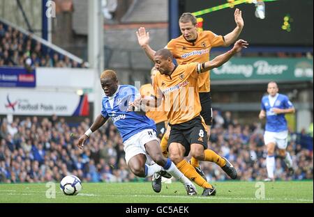 Louis Saha di Everton (a sinistra) è sfidato da Karl di Wolverhampton Wanderers Henry (centro) e Christophe Berra (destra) Foto Stock