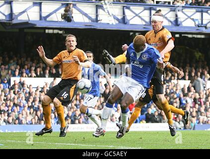 Louis Saha (centro) di Everton è sfidato da Jody di Wolverhampton Wanderers Base docking (destra) Foto Stock