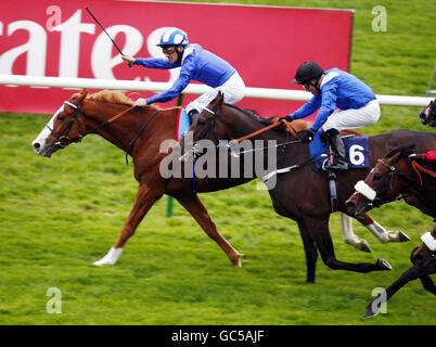 Akmal (a sinistra) guidato da Richard Hills vince la Jockey Club Cup durante il Champions Meeting, Champions Day all'ippodromo di Newmarket. Foto Stock