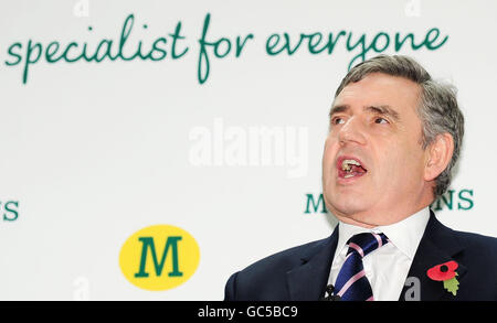 Il primo ministro Gordon Brown parla ai dipendenti durante una visita alla sede centrale della Morrisons a Bradford. Foto Stock