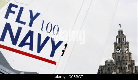 HMS illustre unisce Fly Navy 100 celebrazioni Foto Stock