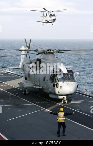 HMS illustre unisce Fly Navy 100 celebrazioni Foto Stock