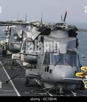 HMS illustre unisce Fly Navy 100 celebrazioni Foto Stock