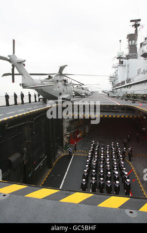 HMS illustre unisce Fly Navy 100 celebrazioni Foto Stock