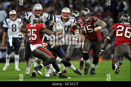 American Football - NFL - New England Patriots / Tampa Bay Buccaneers - Stadio di Wembley. BenJarvus Green-Ellis dei Patrioti del New England viene affrontato durante la partita a Wembley a Londra. Foto Stock