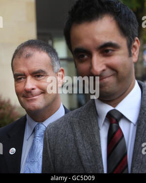 Tommy Sheridan (a sinistra) arriva a Glasgow High Court con l'avvocato Aamer Anwar (a destra) per un'audizione preliminare. Foto Stock