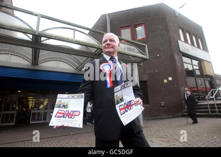 British National Party Glasgow North East by-election candidate Charlie Baillie Campaigns a Springburn, Glagsow. Foto Stock