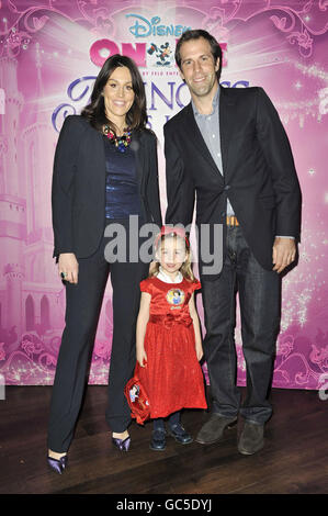 Greg Rusedski, la moglie Lucy e la figlia Scarlett partecipano al lancio VIP di 'Digney on Ice Presents Princess Wishes', presso l'arena O2 a East London. Foto Stock