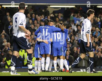 Calcio - Carling Cup - quarto turno - Chelsea / Bolton Wanderers - Stamford Bridge. I giocatori di Chelsea festeggiano dopo che Deco segna il loro terzo obiettivo del gioco, come Chris Basham (a destra) e Gary Cahill di Bolton Wanderers guardano sopra Foto Stock