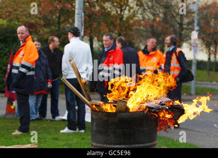 I lavoratori postali picket l'ingresso al centro postale di Glasgow A Springburn Foto Stock