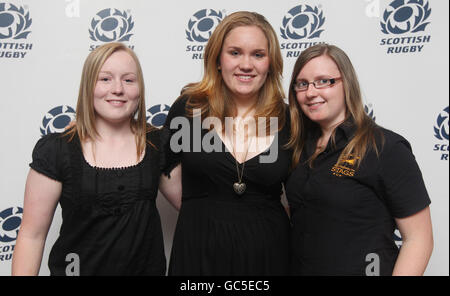 (Da sinistra a destra) Sarah Quick, Katie Verweijmeren e Ashley Ireland durante la cerimonia di laurea della vettura apprendista di Rugby a Murrayfield, Edimburgo. Foto Stock