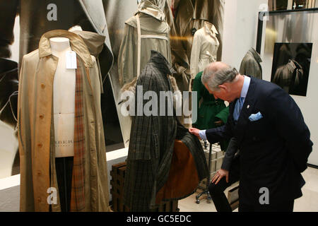 Il Principe del Galles guarda all'archivio Burberry vesti mentre apre ufficialmente il nuovo quartier generale di Burberry a Horseferry House a Westminster, nel centro di Londra. Foto Stock