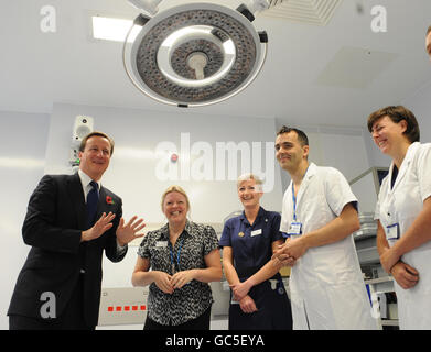 Il leader del Partito conservatore David Cameron incontra il personale del Royal Marsden Hospital di Londra. Foto Stock