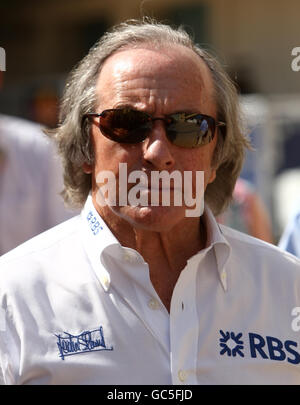 Ex pilota di F1 Sir Jackie Stewart prima del Gran Premio di Abu Dhabi. Vincitore di tre Campionati mondiali di piloti, Stewart è considerato uno dei migliori piloti della storia delle gare di Formula uno. Foto Stock