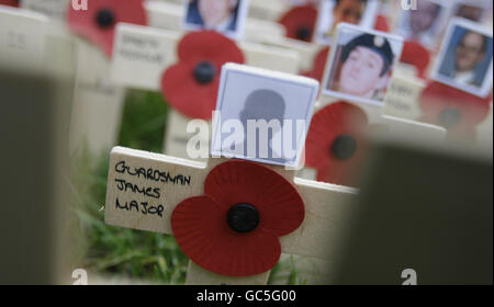 Una foto in bianco su una croce di Guardsman James Major, ucciso in Afghanistan, è vista al Garden of Remembrance all'Abbazia di Westminster a Londra, dopo essere stato formalmente aperto dal Duca di Edimburgo. Foto Stock