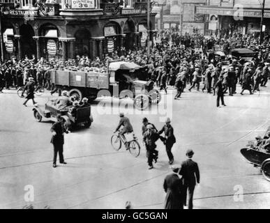 LA POLIZIA ARRESTA UN UOMO DURANTE UN DISTURBO A HAMMERSMITH BROADWAY. Foto Stock