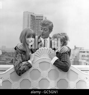 MICHAEL CAINE È PROTAGONISTA NELLA PRODUZIONE CINEMATOGRAFICA DI 'ALFIE' COME UN DIVERTENTE-AMOREVOLE COCKNEY CHE HA UN TALENTO CON LE DONNE. È RAFFIGURATO CON DUE DELLE SUE SETTE SIGNORE PRINCIPALI, JANE ASHER (A SINISTRA) E JULIA FOSTER. Foto Stock