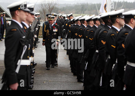 Il Principe del Galles arriva alla base navale CFB Esquimalt di Victoria, Canada, dove riceve il saluto della Guardia d'onore. Foto Stock