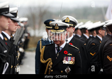 Il Principe del Galles arriva alla base navale CFB Esquimalt di Victoria, Canada, dove riceve il saluto della Guardia d'onore. Foto Stock