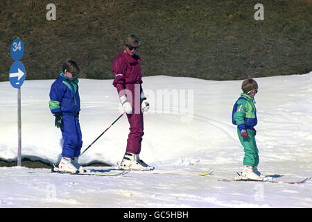 Il principe Harry guida la strada mentre lui, sua madre la principessa del Galles ed il fratello il principe William si mise per le piste sul Kriegerhorn. Foto Stock