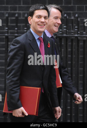 Il Segretario agli Esteri David Miliband e il Segretario alle imprese Peter Mandelson (a destra) arrivano a Downing Street per una riunione del gabinetto. Foto Stock