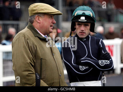 L'addestratore di Denman Paul Nicholls chiacchiera con il jockey Ruby Walsh all'Ippodromo di Exeter, Exeter. Foto Stock