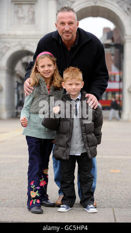 La leggenda di Cricket Sir Ian Botham, con i malati di leucemia Molly Mae Shelley, sette, e Bradley Smith, sei, a Marble Arch a Londra, per lanciare "Beefy's Great Forget Me Not Walk". Foto Stock