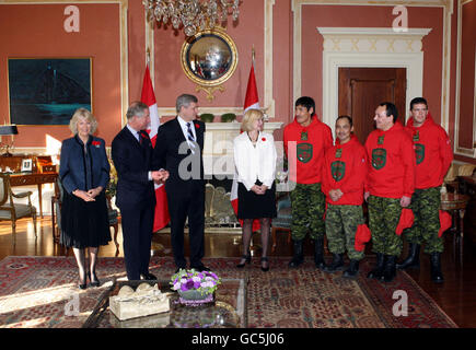 Il Principe di Galles (a sinistra) accompagnato dalla duchessa di Cornovaglia incontrò il primo Ministro del Canada, Stephen Harper e sua moglie Laureen, dove il Principe ricevette abiti Rangers per dare ai suoi figli il Principe William e il Principe Harry presso la residenza dei Governatori di Ottawa. Foto Stock