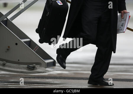 Un uomo d'affari si trova a pochi passi dall'aeroporto di Manchester. Foto Stock