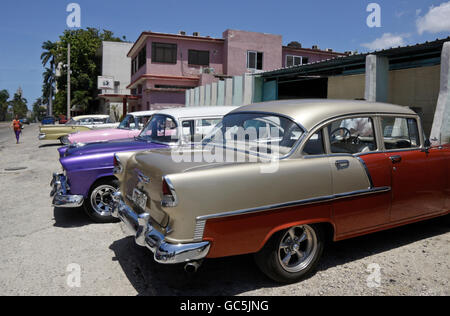 Ripristinato Americano classico auto parcheggiata di fronte NostalgiCar garage, Havana, Cuba Foto Stock