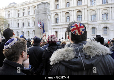 La gente guarda la cerimonia annuale di commemorazione e la parata dell'Associazione degli ex-militari ebrei e della donna al Cenotaph di Londra. Foto Stock