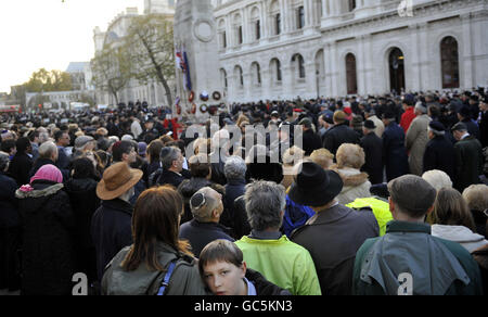 La gente guarda la cerimonia annuale di commemorazione e la parata dell'Associazione degli ex-militari ebrei e della donna al Cenotaph di Londra. Foto Stock