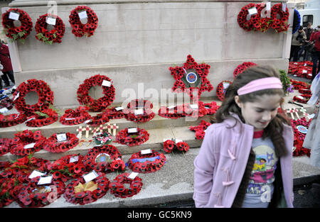 Corone per l'Associazione degli ex-militari ebrei e Donna cerimonia annuale di commemorazione e Parata al Cenotaph di Londra. Foto Stock