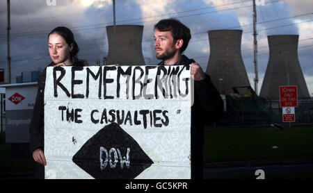 I dimostranti si riuniscono per ricordare il 25° anniversario del disastro di Bhopal, fuori dello stabilimento Dow Chemical Company di Grangemouth, Scozia. Foto Stock