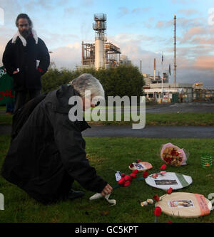 I dimostranti si riuniscono per ricordare il 25° anniversario del disastro di Bhopal, fuori dello stabilimento Dow Chemical Company di Grangemouth, Scozia. Foto Stock