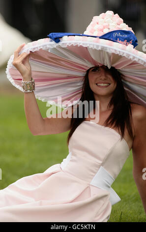 Corse di cavalli - il Royal Ascot Meeting 2009 - giorno tre - Festa delle Signore - Ascot Racecourse. Una racegoer in un cappello alla moda con Marshmellows su pose per fotografi come arriva per la Festa delle Signore al Royal Ascot Foto Stock