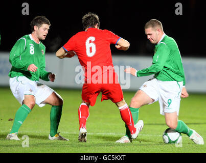 Oliver Norwood (a sinistra) dell'Irlanda del Nord con Billy Kee (a destra) combatte con Lukas Vancha (al centro) della Repubblica Ceca durante la partita di qualificazione del Campionato UEFA Under-21 allo Showgrounds di Ballymena, Ballymena, Irlanda del Nord. Foto Stock