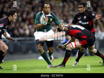 Rugby Union - friendly - Saracens / Sudafrica - Stadio di Wembley. L'Odwa Ndungane (centro) del Sudafrica evita di affrontare il problema durante la partita amichevole al Wembley Stadium di Londra. Foto Stock
