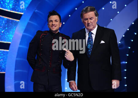 SOLO PER USO EDITORIALE. Peter Andre e Terry Wogan al Children in Need appeal Night presso il BBC Television Centre nella parte ovest di Londra. Foto Stock