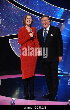 . Alison Moyet e Terry Wogan durante la notte di appello dei bambini in bisogno al Centro televisivo della BBC nella parte ovest di Londra. Foto Stock