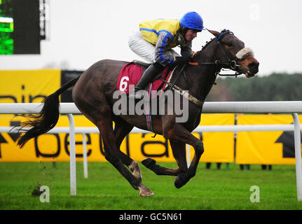 Peddlers Cross, guidato da Jason Maguire, vince la gara di caccia fissa nazionale Open Standard di Betfair durante la gara di Betfair Northwest Racing Masters presso l'ippodromo Haydock Park di Merseyside. Foto Stock