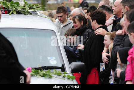 La famiglia e gli amici di Sgt Matthew Telford e di Guardsman Jimmy Major si uniscono a migliaia di residenti della zona di Grimsby per rendere omaggio ai due soldati uccisi in Afghanistan, quando sono stati riportati a casa a Grimsby oggi. Foto Stock