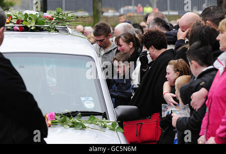 La famiglia e gli amici di Sgt Matthew Telford e di Guardsman Jimmy Major si uniscono a migliaia di residenti della zona di Grimsby per rendere omaggio ai due soldati uccisi in Afghanistan, quando sono stati riportati a casa a Grimsby oggi. Foto Stock