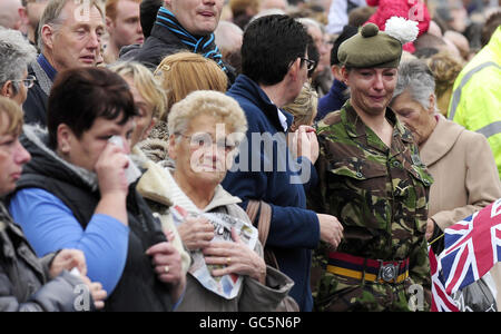 La famiglia e gli amici di Sgt Matthew Telford e di Guardsman Jimmy Major si uniscono a migliaia di residenti della zona di Grimsby per rendere omaggio ai due soldati uccisi in Afghanistan, quando sono stati riportati a casa a Grimsby oggi. Foto Stock