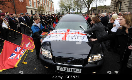 La famiglia e gli amici di Sgt Matthew Telford e di Guardsman Jimmy Major si uniscono a migliaia di residenti della zona di Grimsby per rendere omaggio ai due soldati uccisi in Afghanistan, quando sono stati riportati a casa a Grimsby oggi. Foto Stock