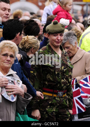 La famiglia e gli amici di Sgt Matthew Telford e di Guardsman Jimmy Major si uniscono a migliaia di residenti della zona di Grimsby per rendere omaggio ai due soldati uccisi in Afghanistan, quando sono stati riportati a casa a Grimsby oggi. Foto Stock