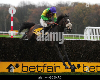 Kauto Star guidato da Ruby Walsh sulla strada della vittoria in Betfair Steeple Chase durante il Northwest Racing Masters Betfair Chase all'ippodromo di Haydock Park, Merseyside. Foto Stock