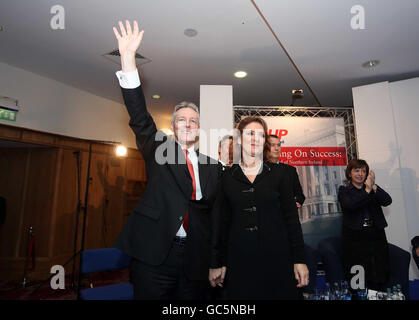 Il leader del Partito democratico Unionista e il primo Ministro Peter Robinson sono accompagnati da sua moglie e dal deputato per Strangford Iris Robinson dopo aver pronunciato il suo discorso alla conferenza annuale del DUP al la Mon House Hotel in Co. Down. Foto Stock